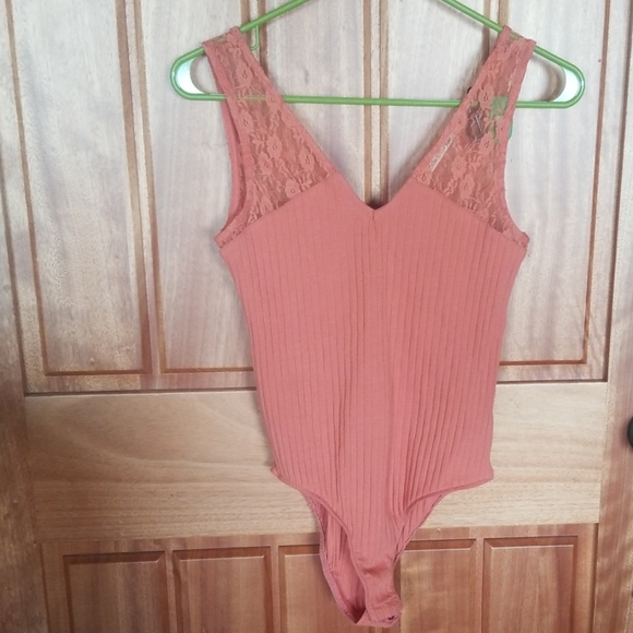 Heart & Hips Tops - Heart & Hips V-Neck Bodysuit sz M